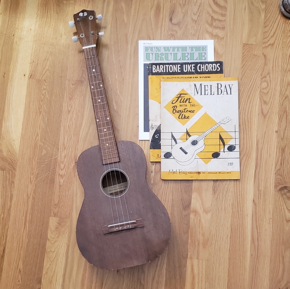 Vintage Ukulele (Weiss Del Canto) with 3 Music Books
